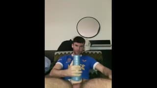 Str8 小伙子在屁股上拿着假阳具并操 Fleshlight