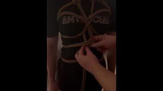 Shibari，人类奴隶制，BDSM的说明，大胸美女的降服