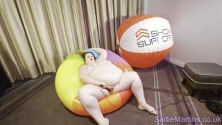 SSBBW Sadie Martins哼哼唧唧地放气她的充气沙滩球