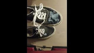 禁欲 1 周后 gf 的黑色 Vans Era 运动鞋承受巨大负担