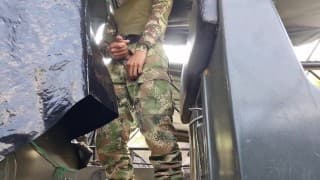 Soldado colombiano cachondo se pajea en barco militar en publico