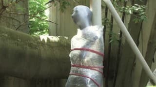 神秘花园中被束缚和茧的奴隶女孩 - zentai 尸体袋中的全包裹恋物癖