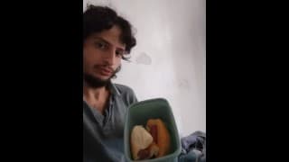 3 热狗，角质帅哥 Vlogging 他的热狗