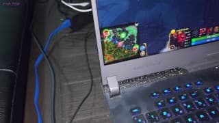 我的邻居在我玩 Dota 2 时要求我进行，游戏玩家在玩电脑时发生性关系