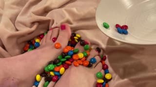 Trans Feet Food Play - 跨性别女孩用她的脚和球玩 M&Ms