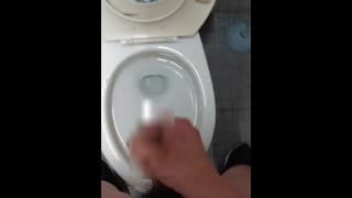 トイレで大量射精