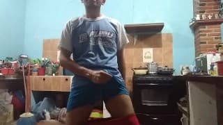 HOMBRE AGITANDO SU PENE ABULTADO EN LA COCINA