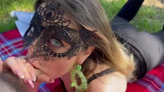 Incontro una bionda troia a una festa in maschera e la scopo fino a inondarla di sborra (ITALIANO)