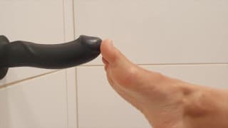 Playtime mit meinen Sexy füßen und meinem geilen schwarzen dildo!