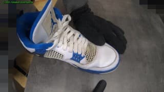 Nike Jordan 4 Motorsport 中的暨