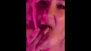 BBW熟女美女在你的沙发上醒来并勾引你。POV 暨鼓励倒计时脏话