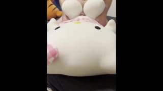 与我的毛绒玩具做爱，用力操它们直到射精在Hello kitty上
