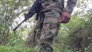 Soldado colombiano aprovecha al guardia para masturbarse en via pública