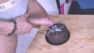 CUM CAKE: Me como pastel repleto de mi propio semen