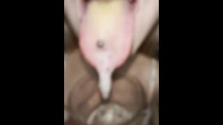 一个年轻的金发少年正在哼哼唧唧地吐出一大口水，从长长的黄色大舌头上流口水