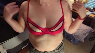 Hotwife 在性感胸罩中戏弄有领和笼子的 Cuck！