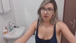 YouTuber gostosa sensualiza com os peitos balançando