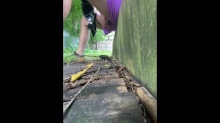 院子里的工作让我被抓到顽皮地撒尿热熟女邻居，而继母在办公室看着