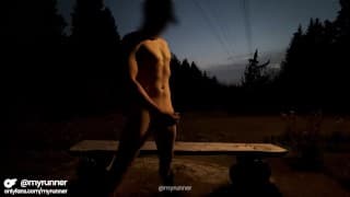 Sport Fit Boy 和 Extreme Night Cumshot at Park Bench