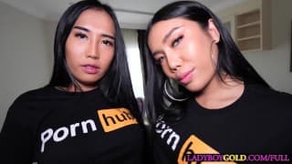 两个亚洲青少年聚在一起参加 PornHub 特别三人行