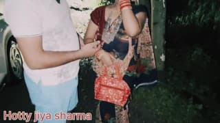 德西·巴比（Desi Bhabhi）在车里公开性交了印度角色扮演。