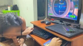 Mamada jugando fornite