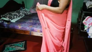 පුංචි සාරිය අදිනකොට මම කාමරේට ගිහින් වෙච්ච දෙයක්. Srilankan fuck home
