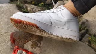 男孩用他的新款白色运动鞋 Nike Air Force 1 AF1 无袜恋足癖压碎了番茄酱包