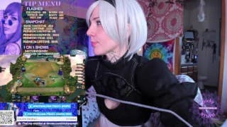 2B 玩 TFT 和 Mukbang？：o