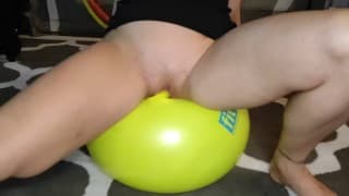 Zum squirten mit Gymnastik Ball