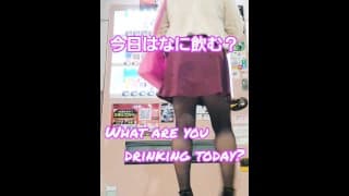 今日はなに飲む？黒ストッキングかと思ったら、、、！