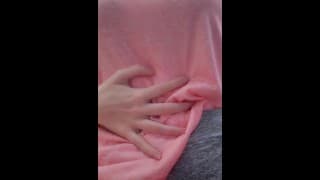 女孩的肚子在 PC 剪辑中大声咕噜咕噜