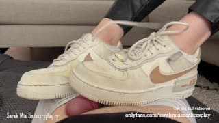 鞋箫和矫鞋 |射在我的 Nike AF1 运动鞋上 |我的 Onlyfans 上的完整视频