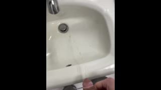 在公共厕所水槽里顽皮地撒尿，希望我被抓住