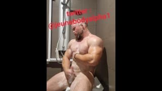 Bodybulder 在淋浴时玩他的鸡巴