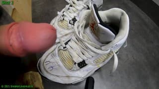 13 Cumshots on the trashed Nike Jordan （快速）