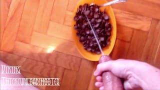 Descarga masiva de leche caliente en los cereales...el desayuno está listo!