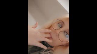 最后，我脱掉了裤子，双腿尽可能地张开