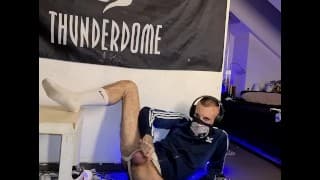 Wixende dünne raversau in geilen weissen socks und jocks spreizt voller Geilheit die haarigen Beine