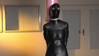 氨纶 zentai 宝贝，钓鱼线绑在混凝土柱子上