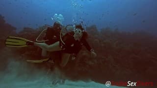 SCUBA Quickie 在深潜探索珊瑚礁时