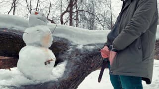 一个长着毛茸茸鸡鸡的男人在冬天堆了一个雪人，并从头到脚在他身上撒尿。 黄雪