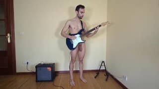 TOCO la GUITARRA completamente DESNUDO 🍆🎸😏