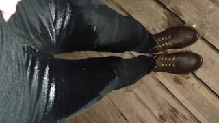 撒尿我已经湿透的紧身牛仔裤和Dr Martens。