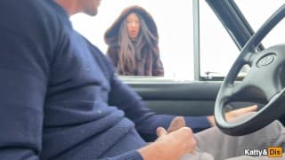 Я вытащил член на стоянке и телка с улицы отсосала его