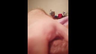 粉红色连体裤中的狡猾性感 POV 观点 ABDL 到处撒尿，在 Nighty Femboy 中如此火辣和顽皮