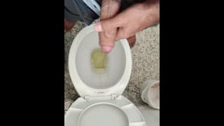 Pau grande e grosso mijando