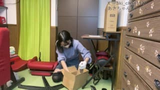 一个女孩正在组装家具。一个可以欣赏内裤镜头的视频。电竞椅版