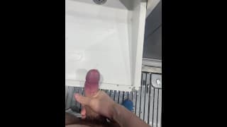 Ejaculation rapide dans les toilettes publique