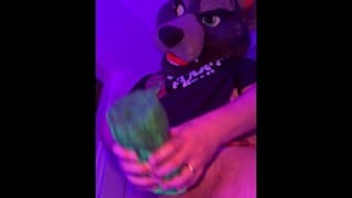 Fursuiter 毛茸茸的为你操他的 Bad Dragon 自慰器 [HD]